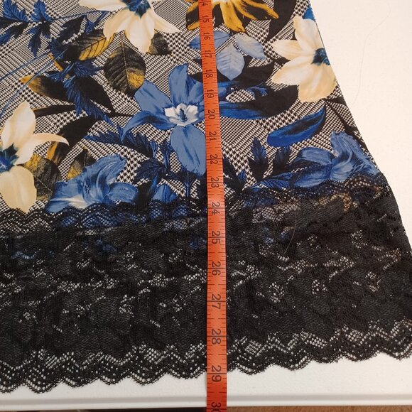 Women's Susan Graver Flower & Lace Tunic Size Medium - Picture 10 of 10